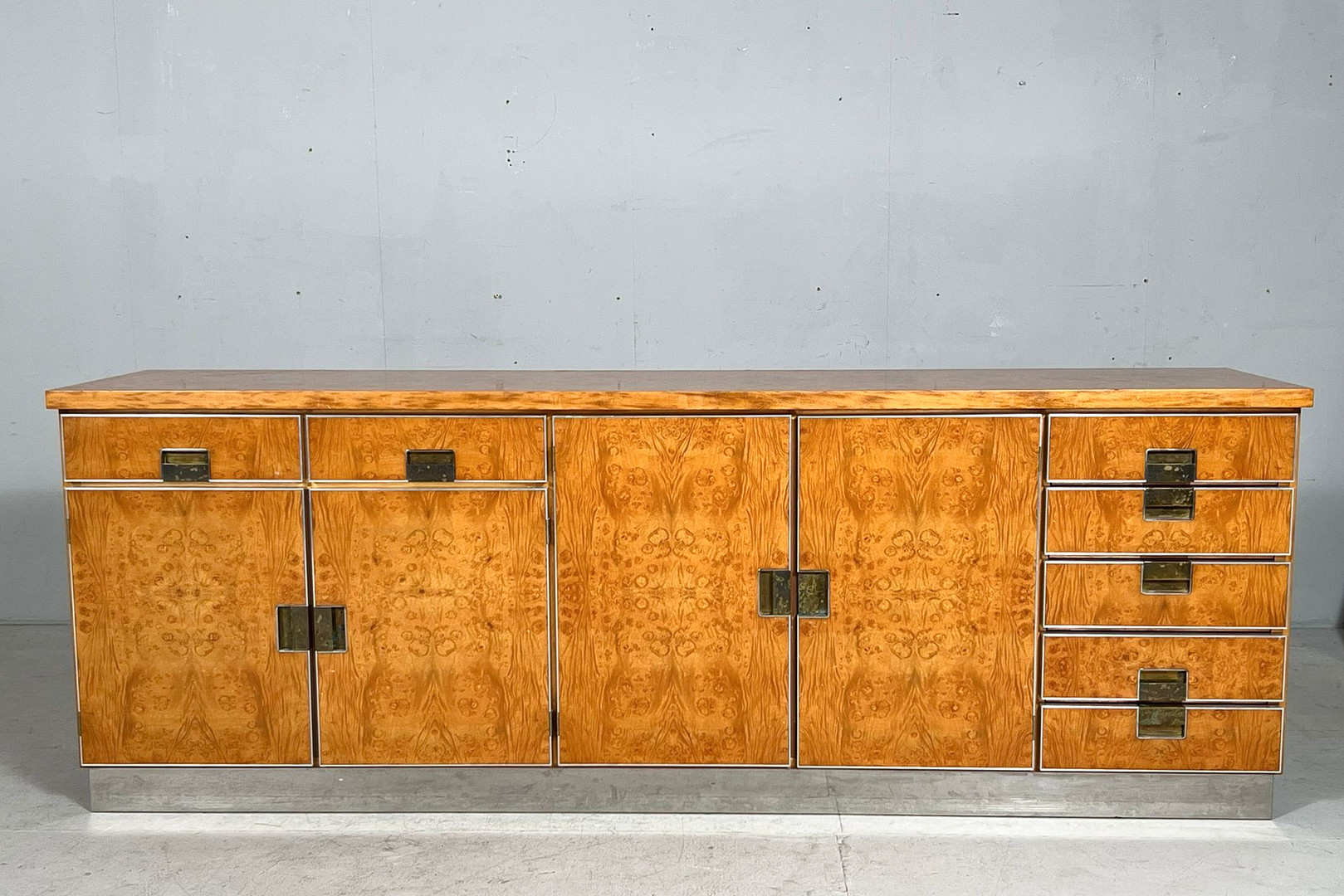 GLAM FURNITURE. Sideboard im Art Deco Stil, Wurzelholz/Chrom, Italien, 1970er Jahre.