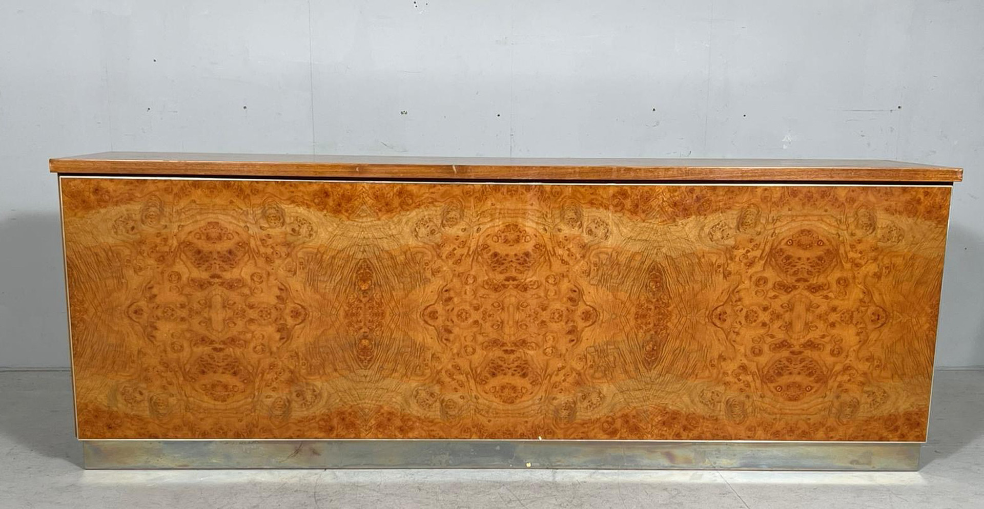 GLAM FURNITURE. Sideboard im Art Deco Stil, Wurzelholz/Chrom, Italien, 1970er Jahre.