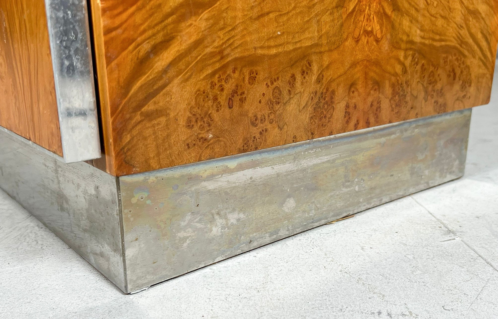 GLAM FURNITURE. Sideboard im Art Deco Stil, Wurzelholz/Chrom, Italien, 1970er Jahre.