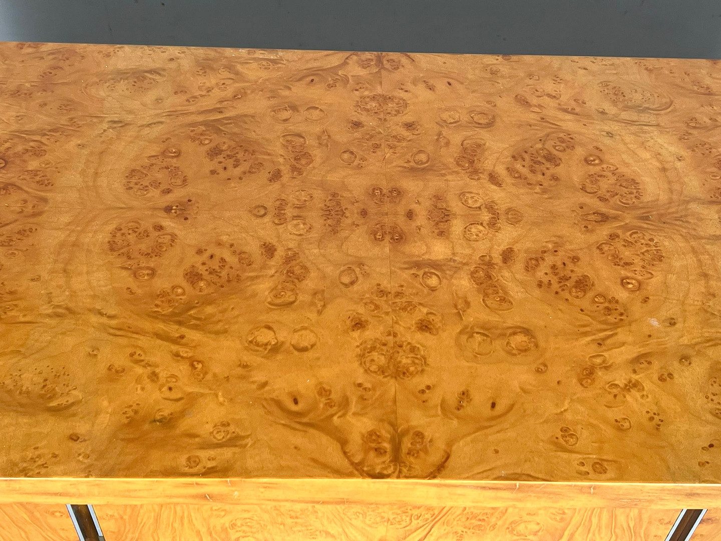 GLAM FURNITURE. Sideboard im Art Deco Stil, Wurzelholz/Chrom, Italien, 1970er Jahre.