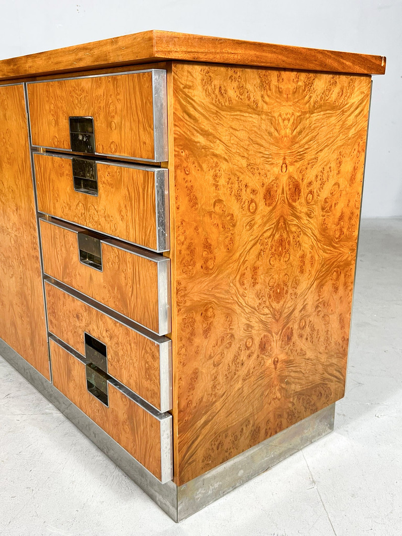 GLAM FURNITURE. Sideboard im Art Deco Stil, Wurzelholz/Chrom, Italien, 1970er Jahre.