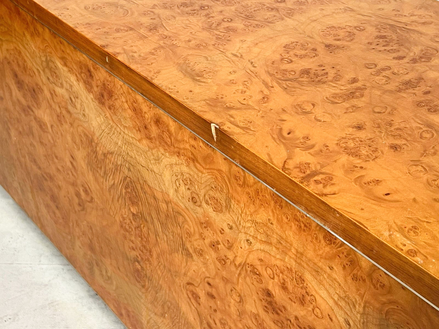 GLAM FURNITURE. Sideboard im Art Deco Stil, Wurzelholz/Chrom, Italien, 1970er Jahre.