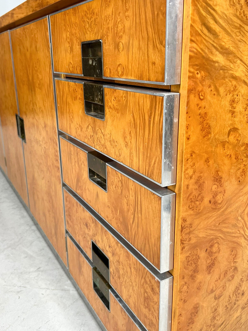 GLAM FURNITURE. Sideboard im Art Deco Stil, Wurzelholz/Chrom, Italien, 1970er Jahre.