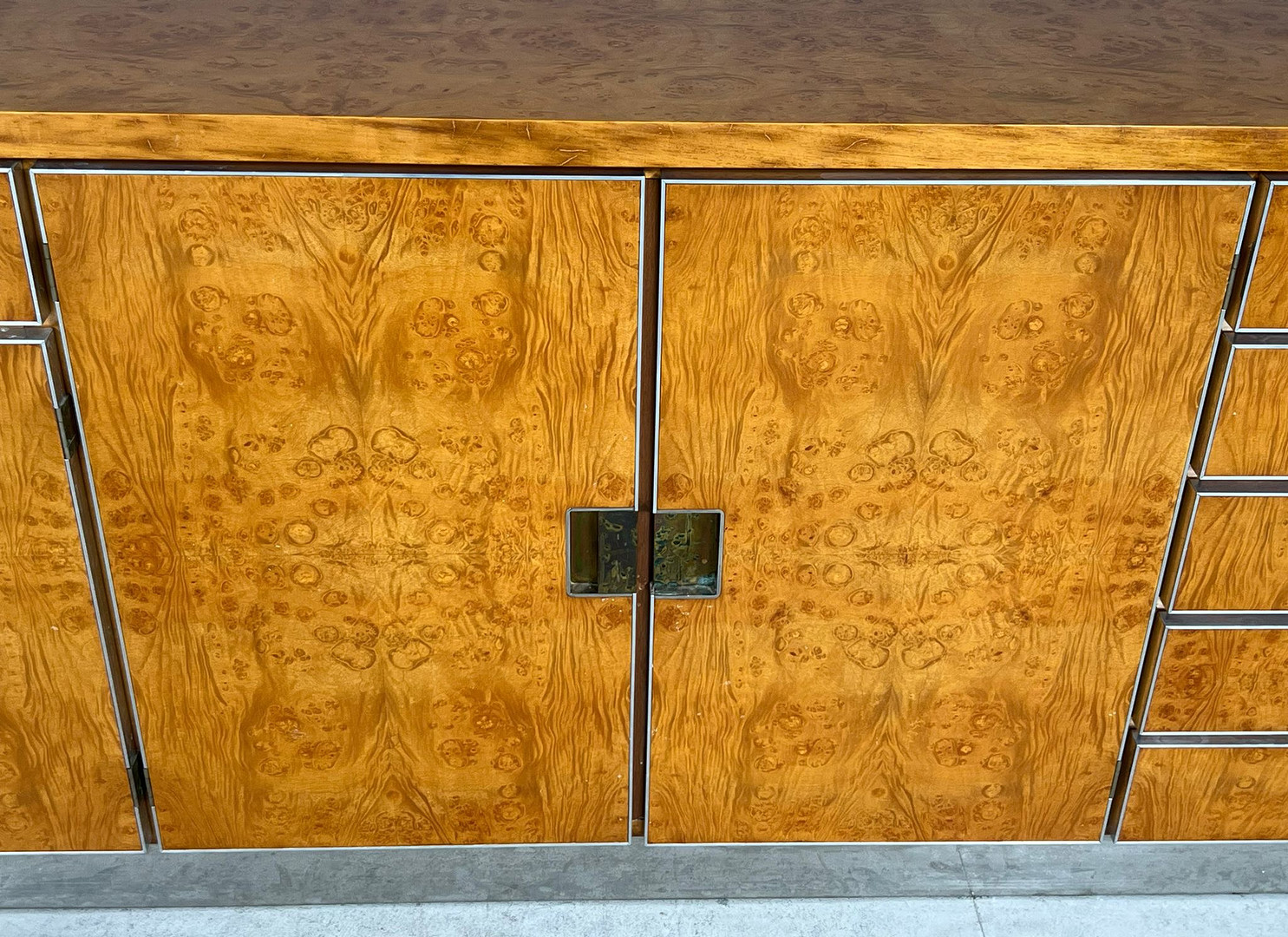 GLAM FURNITURE. Sideboard im Art Deco Stil, Wurzelholz/Chrom, Italien, 1970er Jahre.