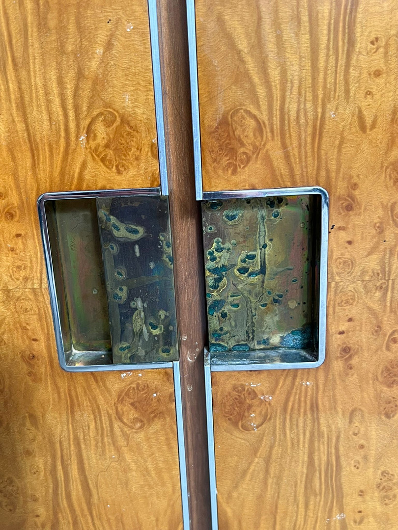GLAM FURNITURE. Sideboard im Art Deco Stil, Wurzelholz/Chrom, Italien, 1970er Jahre.