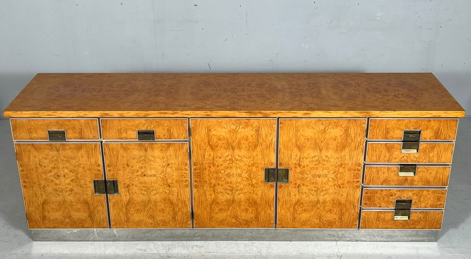 GLAM FURNITURE. Sideboard im Art Deco Stil, Wurzelholz/Chrom, Italien, 1970er Jahre.