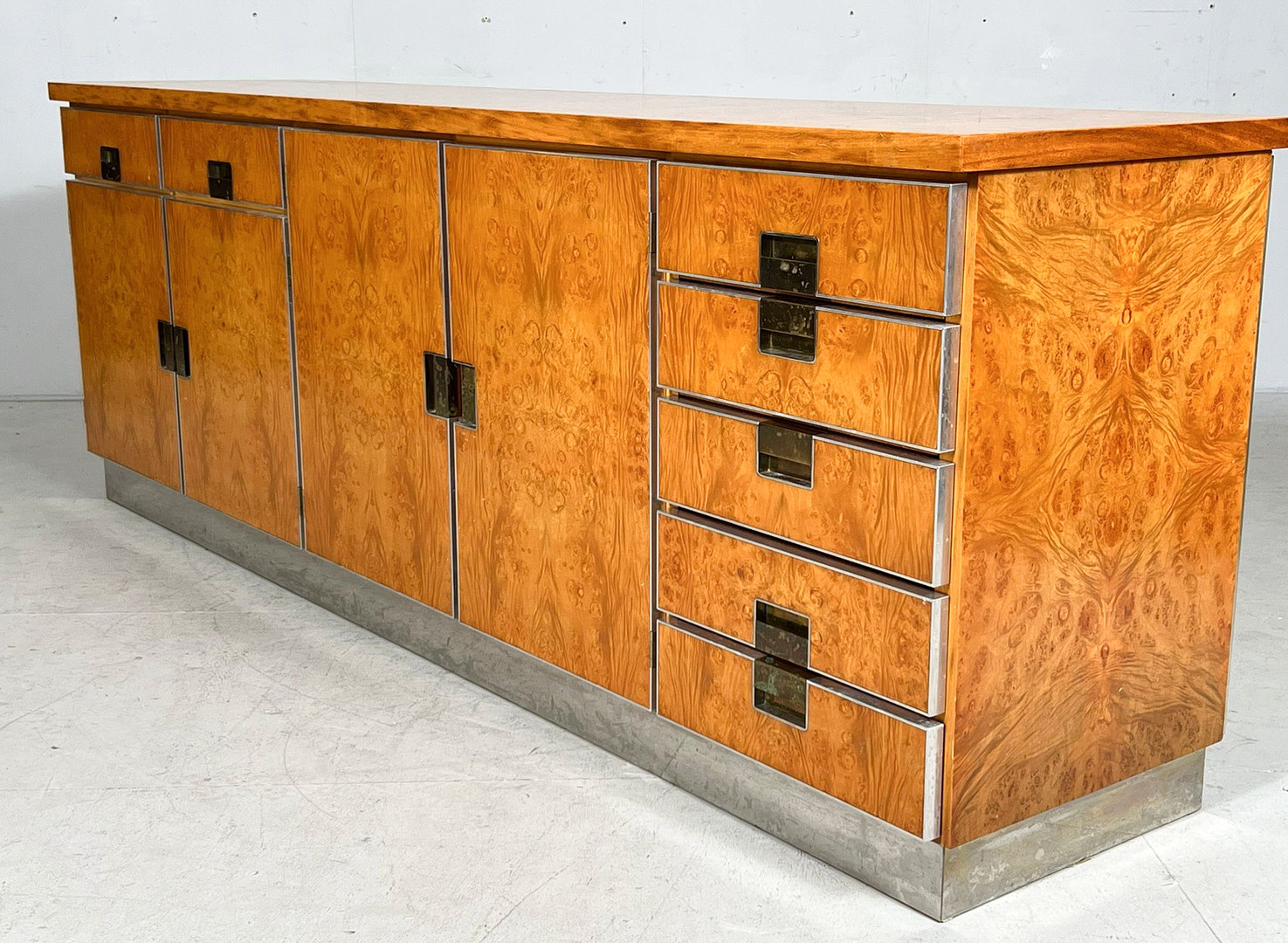 GLAM FURNITURE. Sideboard im Art Deco Stil, Wurzelholz/Chrom, Italien, 1970er Jahre.