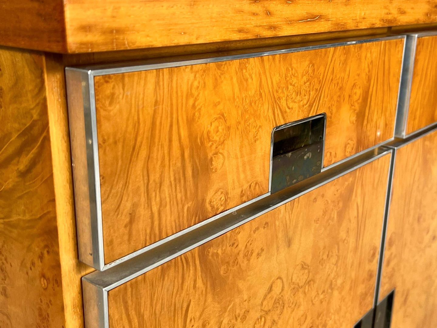GLAM FURNITURE. Sideboard im Art Deco Stil, Wurzelholz/Chrom, Italien, 1970er Jahre.