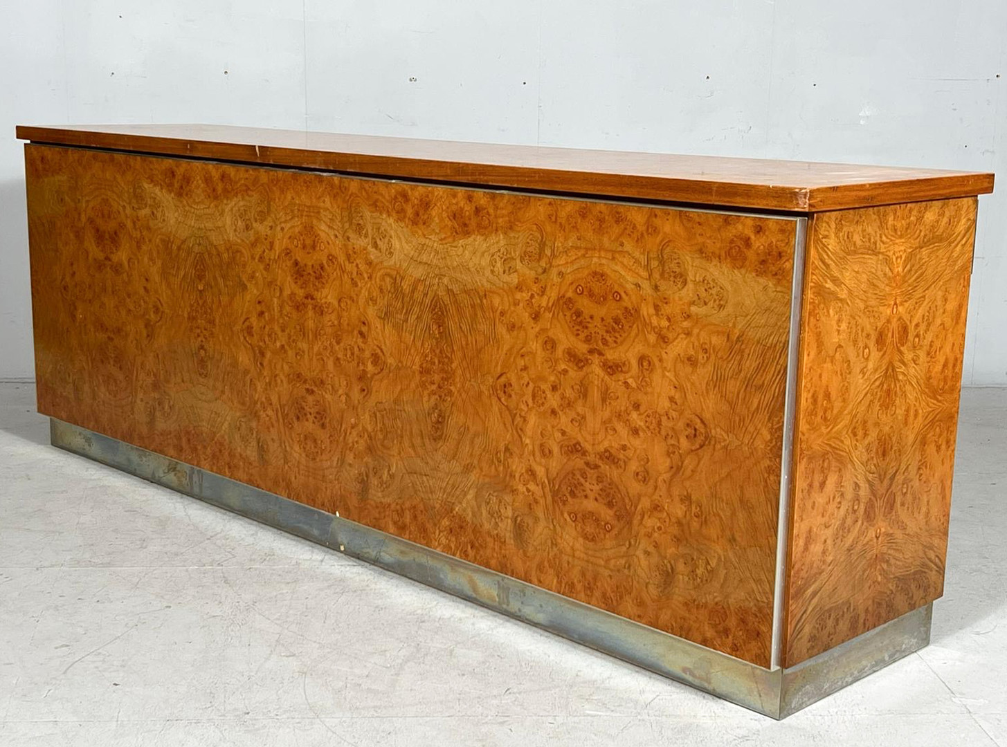 GLAM FURNITURE. Sideboard im Art Deco Stil, Wurzelholz/Chrom, Italien, 1970er Jahre.