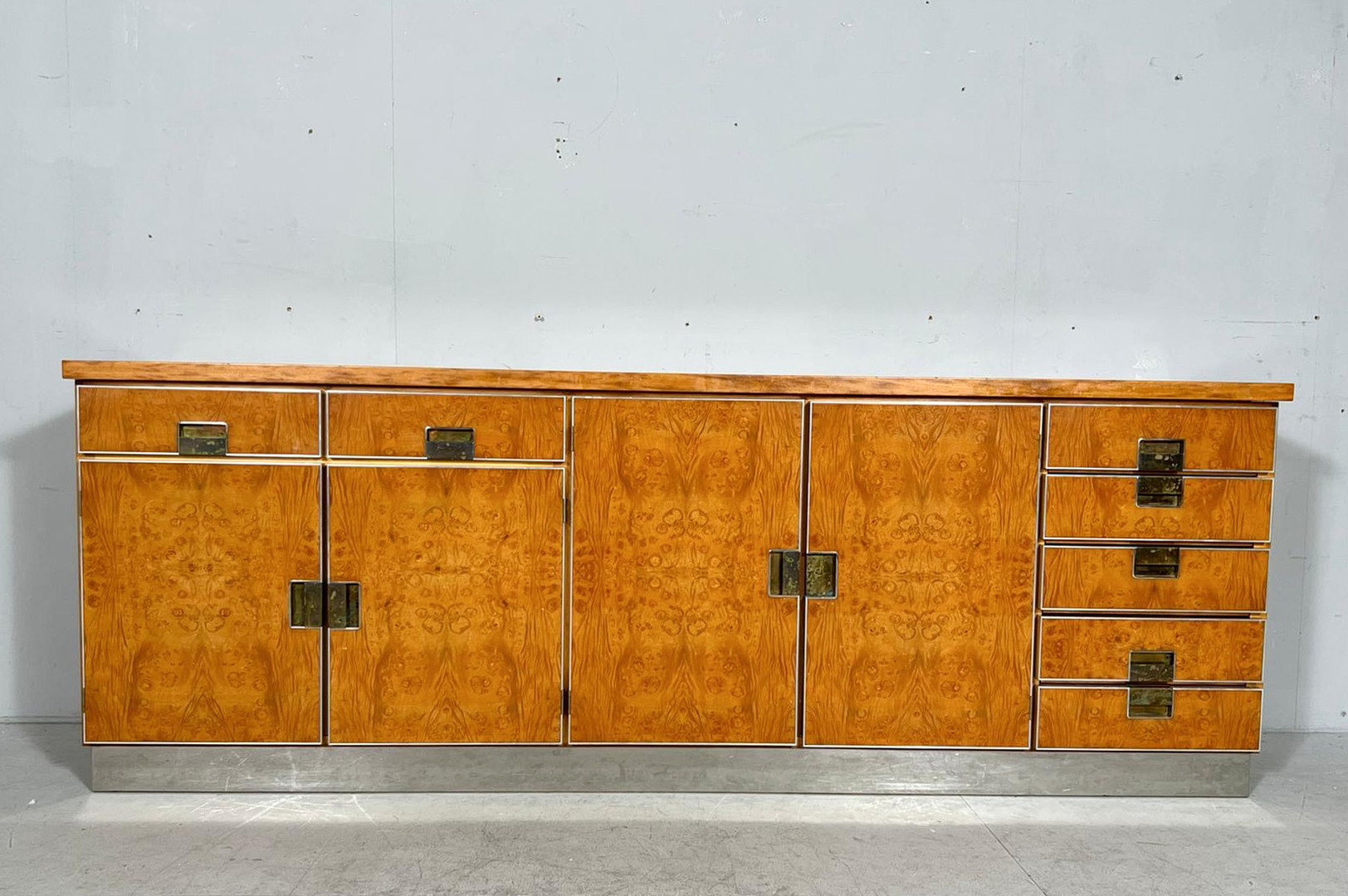 GLAM FURNITURE. Sideboard im Art Deco Stil, Wurzelholz/Chrom, Italien, 1970er Jahre.