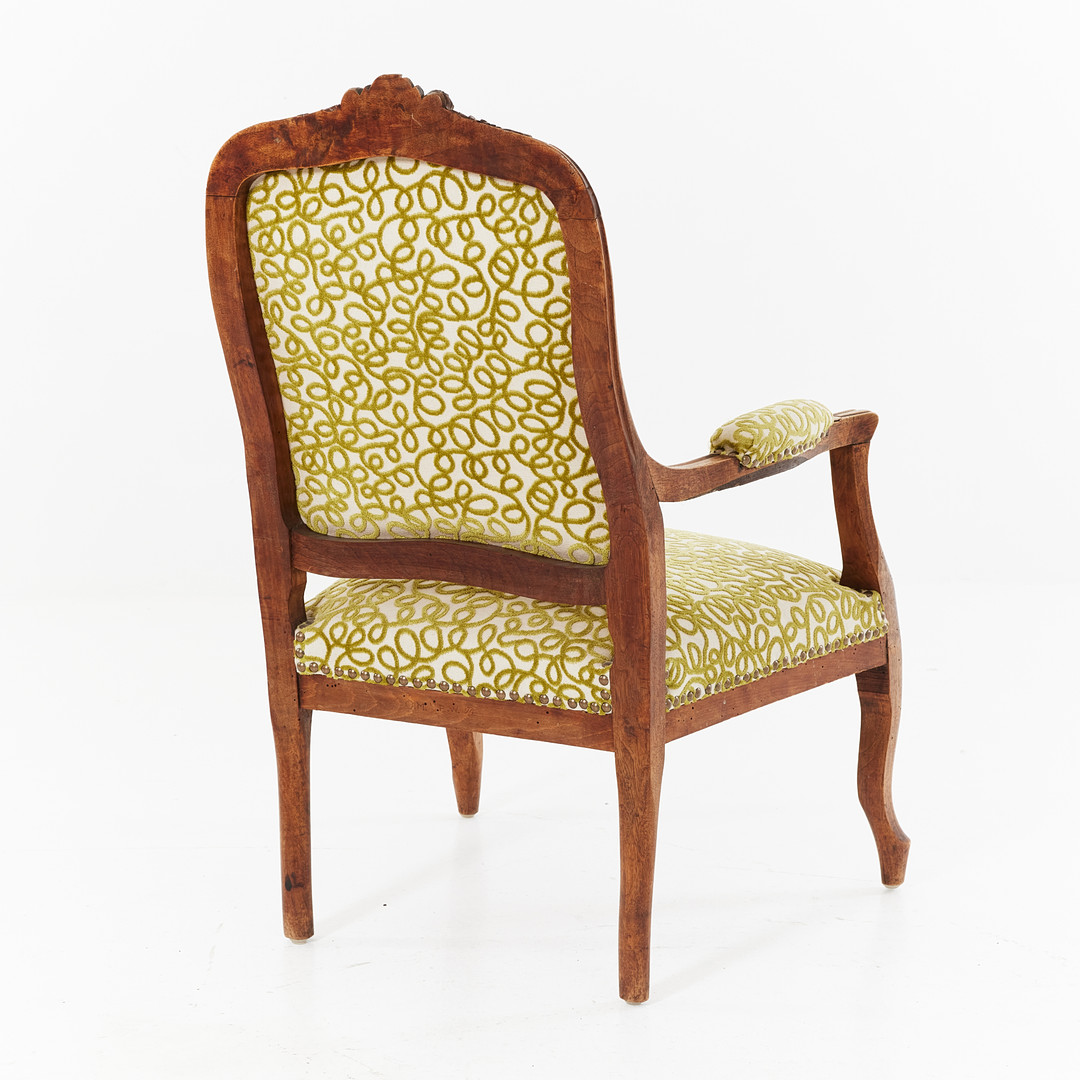 KARMSTOL, Louis XV-stil, 1800-tal, bonad bok, skuren dekor, stoppad sits och rygg, klädda armlän, pärlspikning.