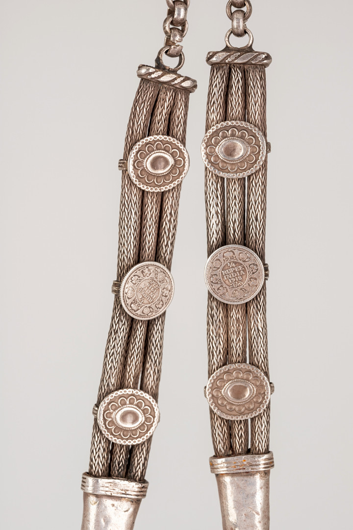 Silberne Halskette mit indischer Rupie, Indien, 1. Hälfte 20. Jh.