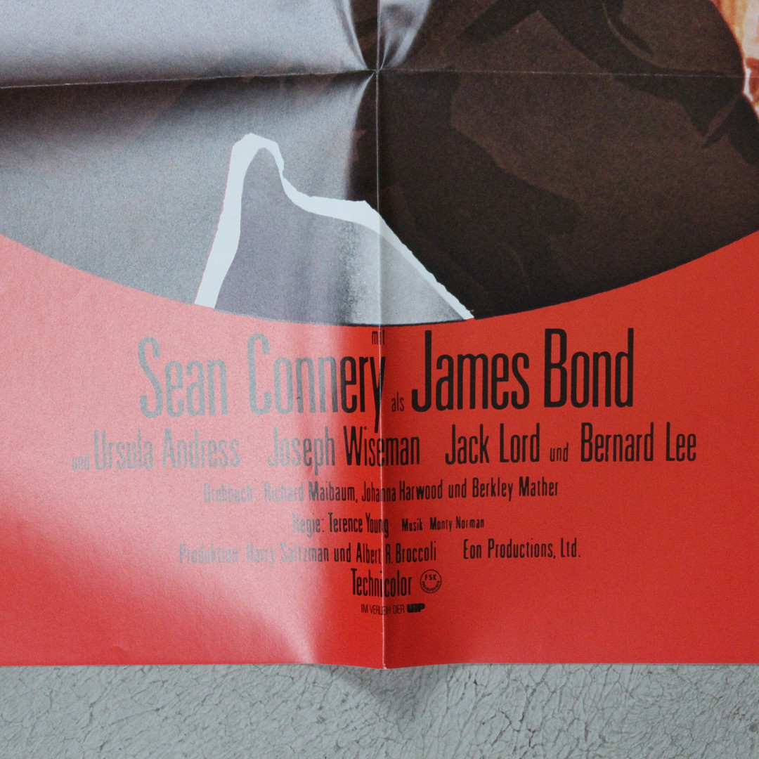 'James Bond'-Filmplakate - '007 jagt Dr. No', 'Liebesgrüße aus Moskau', 'Der Spion, der mich liebte' und 'Im Angesicht des Todes'.