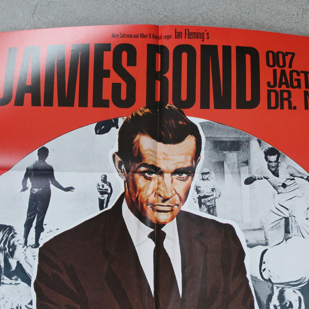 'James Bond'-Filmplakate - '007 jagt Dr. No', 'Liebesgrüße aus Moskau', 'Der Spion, der mich liebte' und 'Im Angesicht des Todes'.