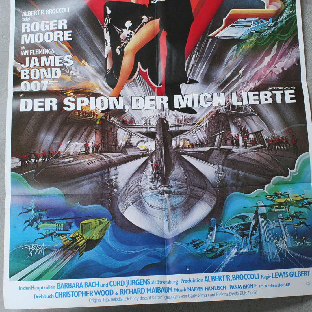 'James Bond'-Filmplakate - '007 jagt Dr. No', 'Liebesgrüße aus Moskau', 'Der Spion, der mich liebte' und 'Im Angesicht des Todes'.