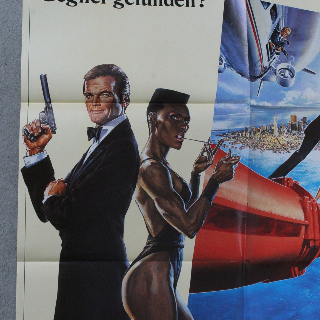 'James Bond'-Filmplakate - '007 jagt Dr. No', 'Liebesgrüße aus Moskau', 'Der Spion, der mich liebte' und 'Im Angesicht des Todes'.