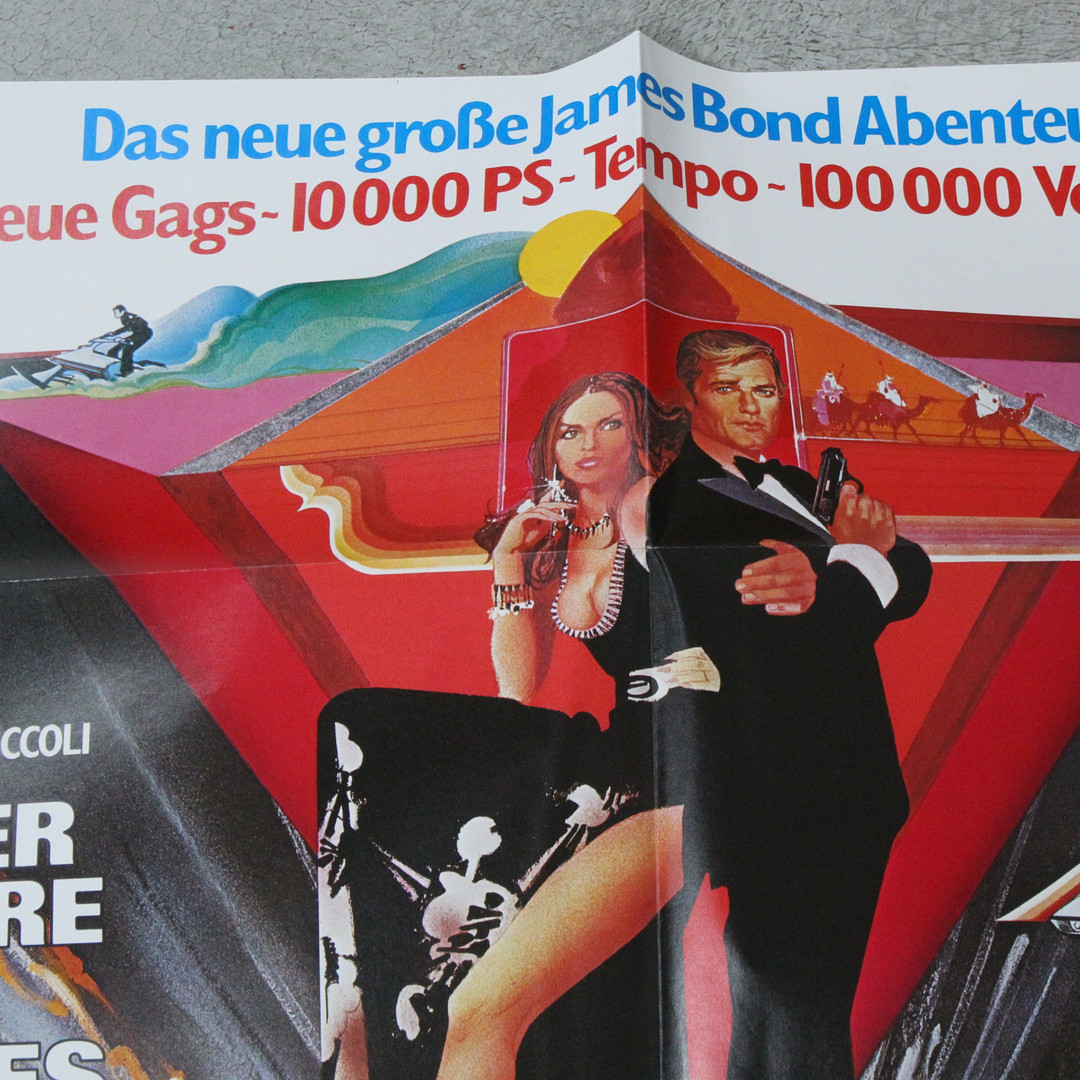 'James Bond'-Filmplakate - '007 jagt Dr. No', 'Liebesgrüße aus Moskau', 'Der Spion, der mich liebte' und 'Im Angesicht des Todes'.