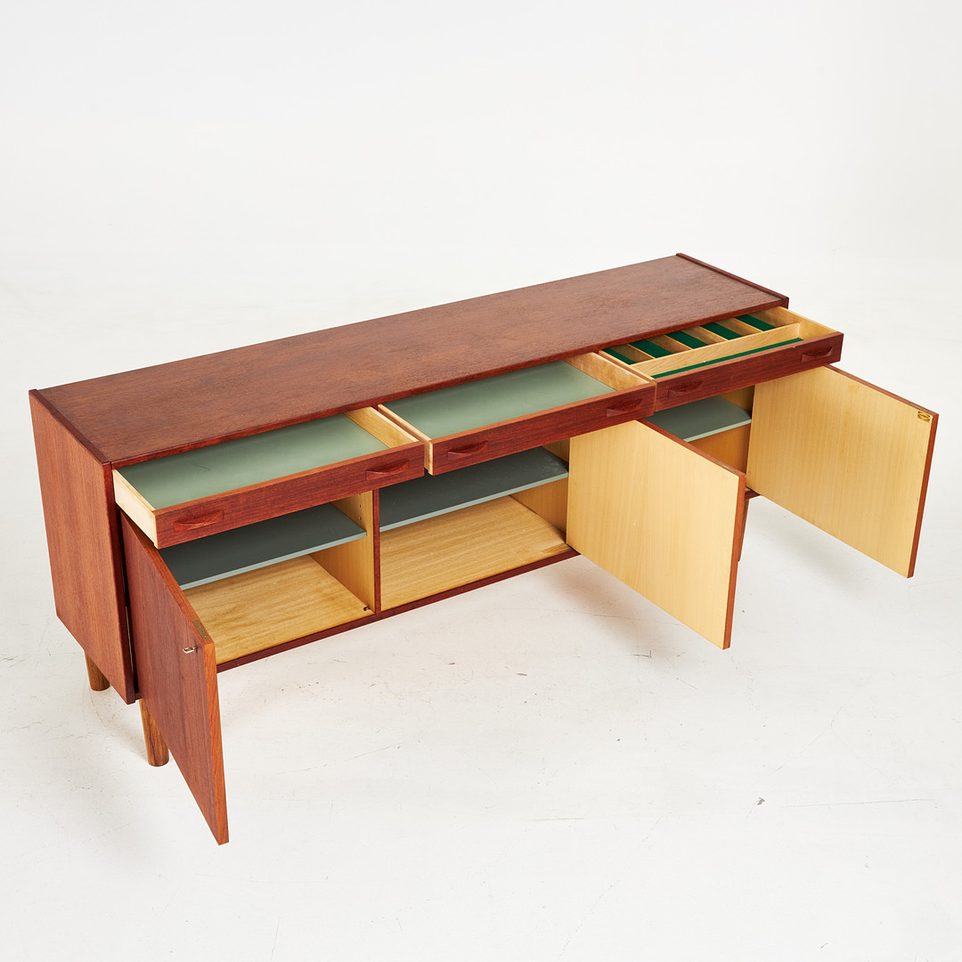 TAGE OLOFSSON. Sideboard / skänk, teak, 3 draglådor samt skåpdel, märkt, Ulferts, 1950/60-tal.
