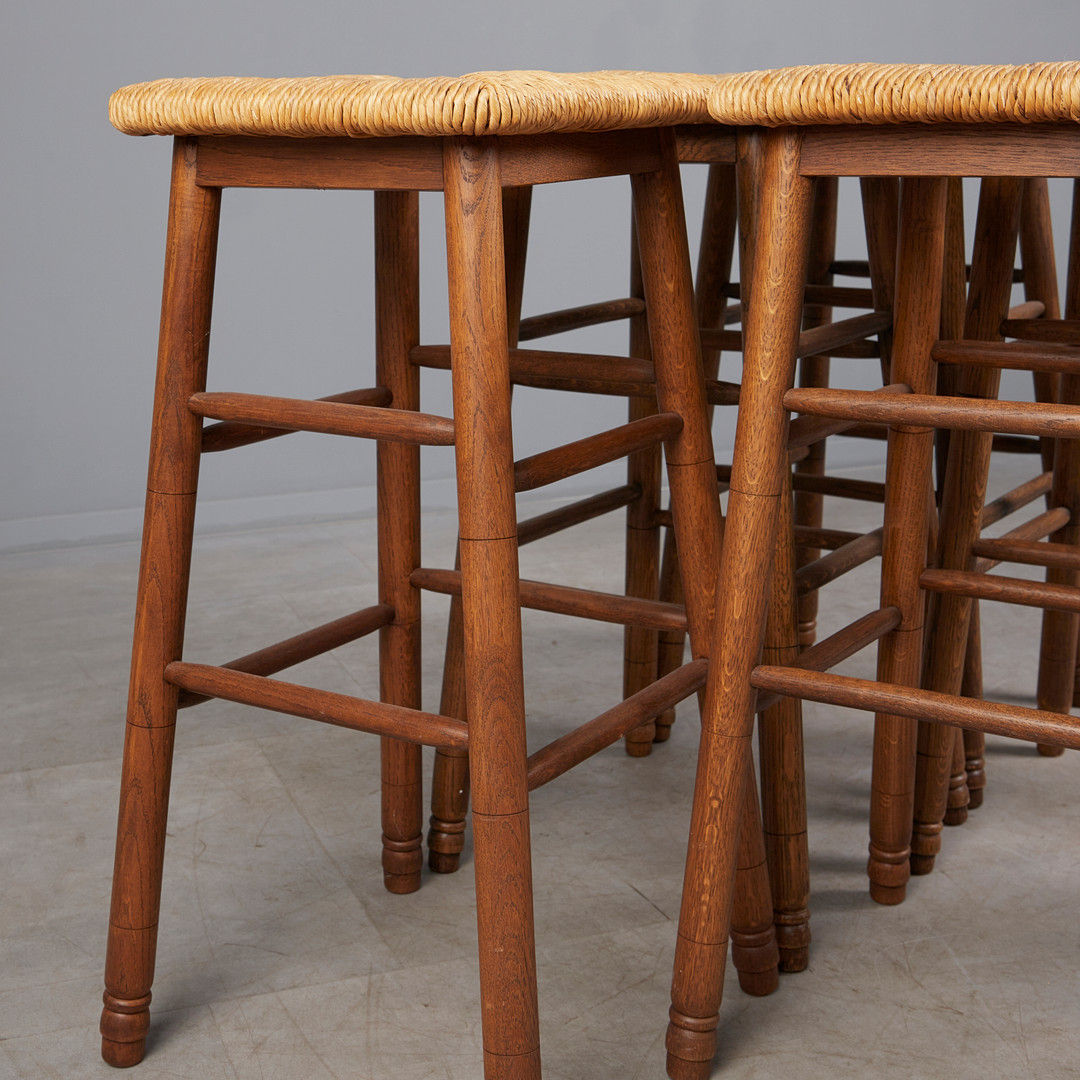 CHARLOTTE PERRIAND. im stil von, Sechs Barhocker / Stools, Eiche, Binsengeflecht, 1960er Jahre, Dänemark (6).