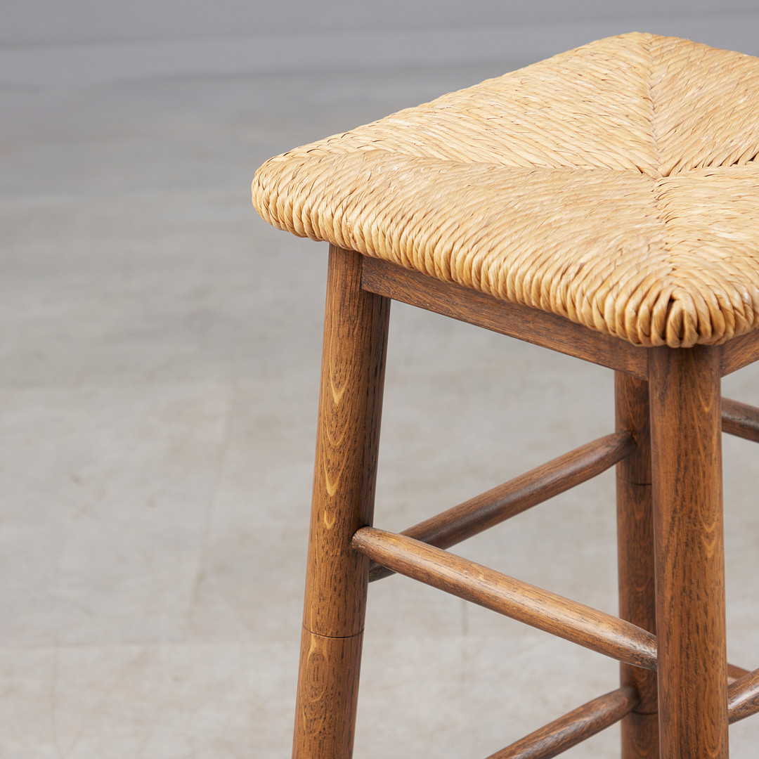 CHARLOTTE PERRIAND. im stil von, Sechs Barhocker / Stools, Eiche, Binsengeflecht, 1960er Jahre, Dänemark (6).