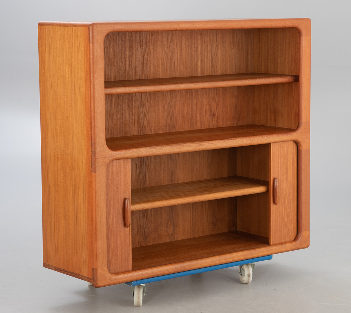 Dyrlund, Schrank / Regal / Sideboard in Teak.