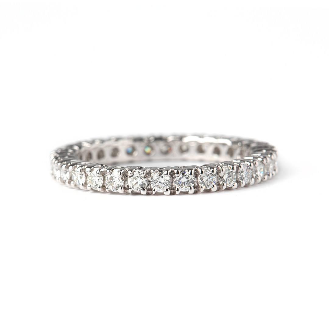 RING, sk eternityring, 18K vitguld med briljantslipade diamanter total 0.90 ct.