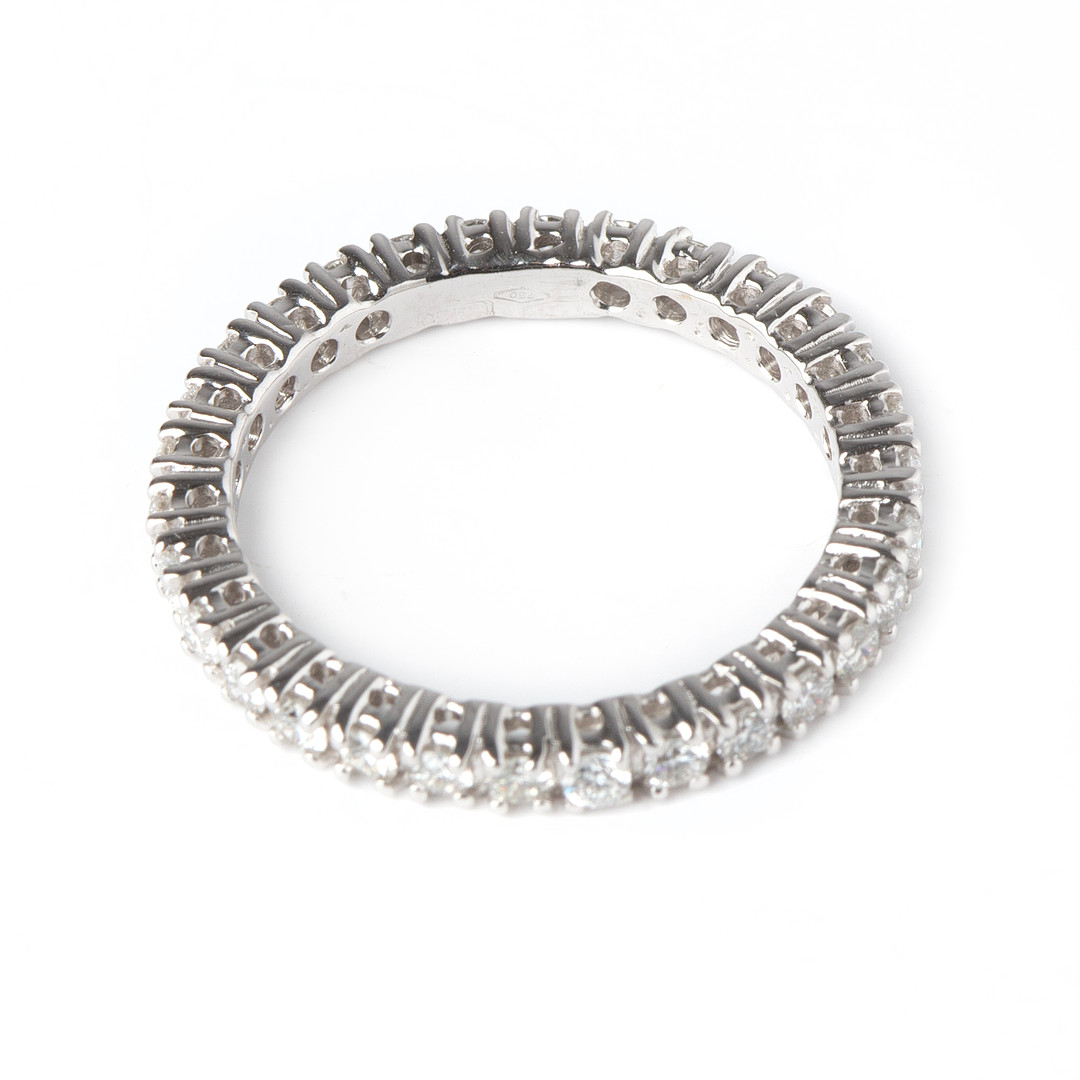 RING, sk eternityring, 18K vitguld med briljantslipade diamanter total 0.90 ct.