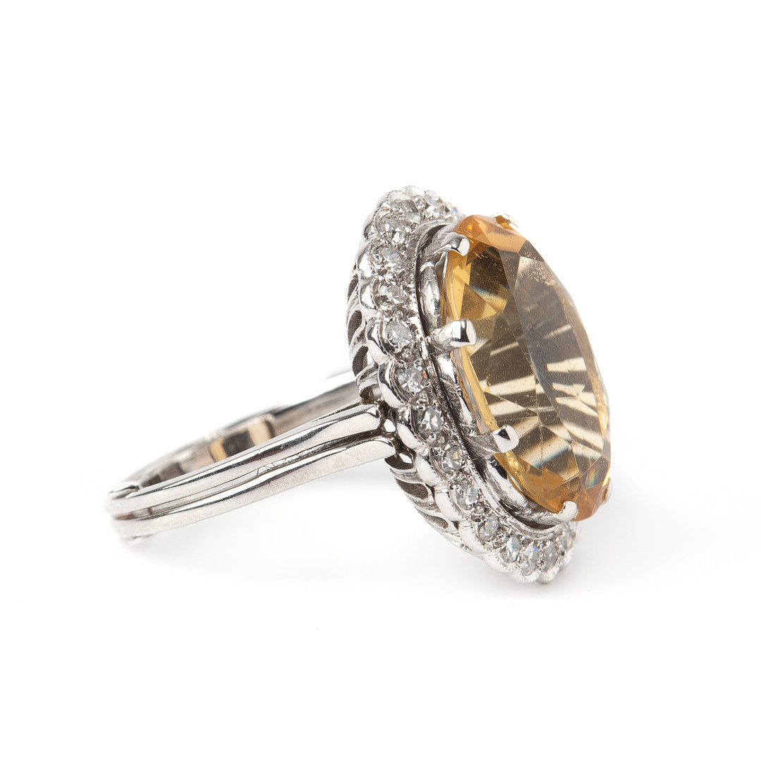 RING, 14K vitguld med åttkantslipade diamanter totalt ca 0.25 ct samt ovalslipad citrin.