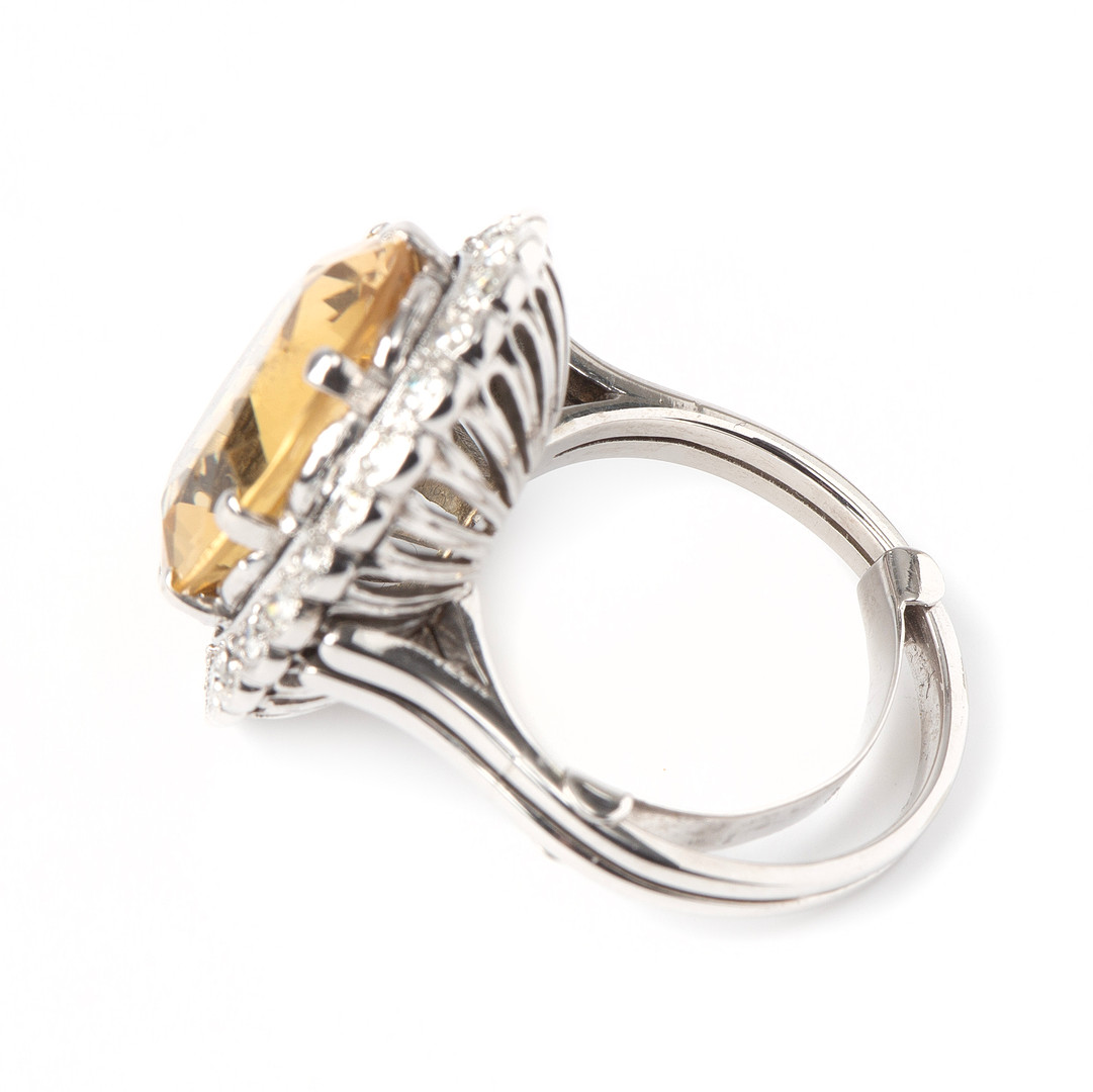 RING, 14K vitguld med åttkantslipade diamanter totalt ca 0.25 ct samt ovalslipad citrin.
