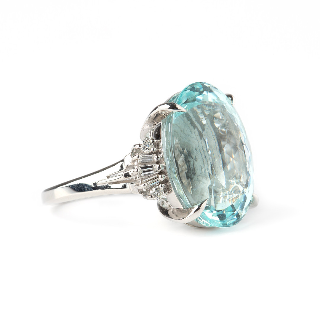 RING, platina med briljantslipade diamanter totalt 0.29 ct samt checkerslipad akvamarin 16.15 ct.