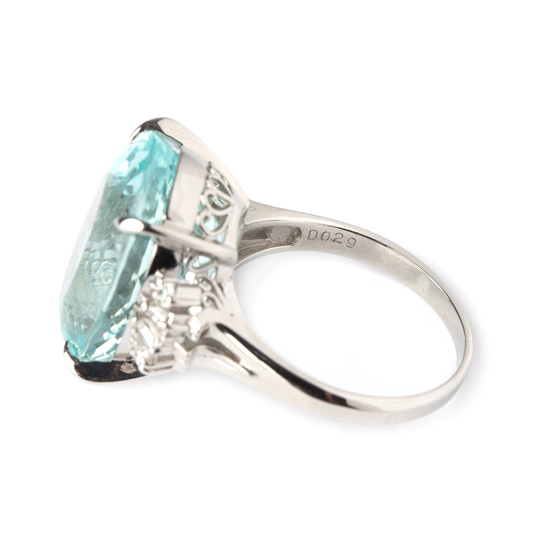 RING, platina med briljantslipade diamanter totalt 0.29 ct samt checkerslipad akvamarin 16.15 ct.
