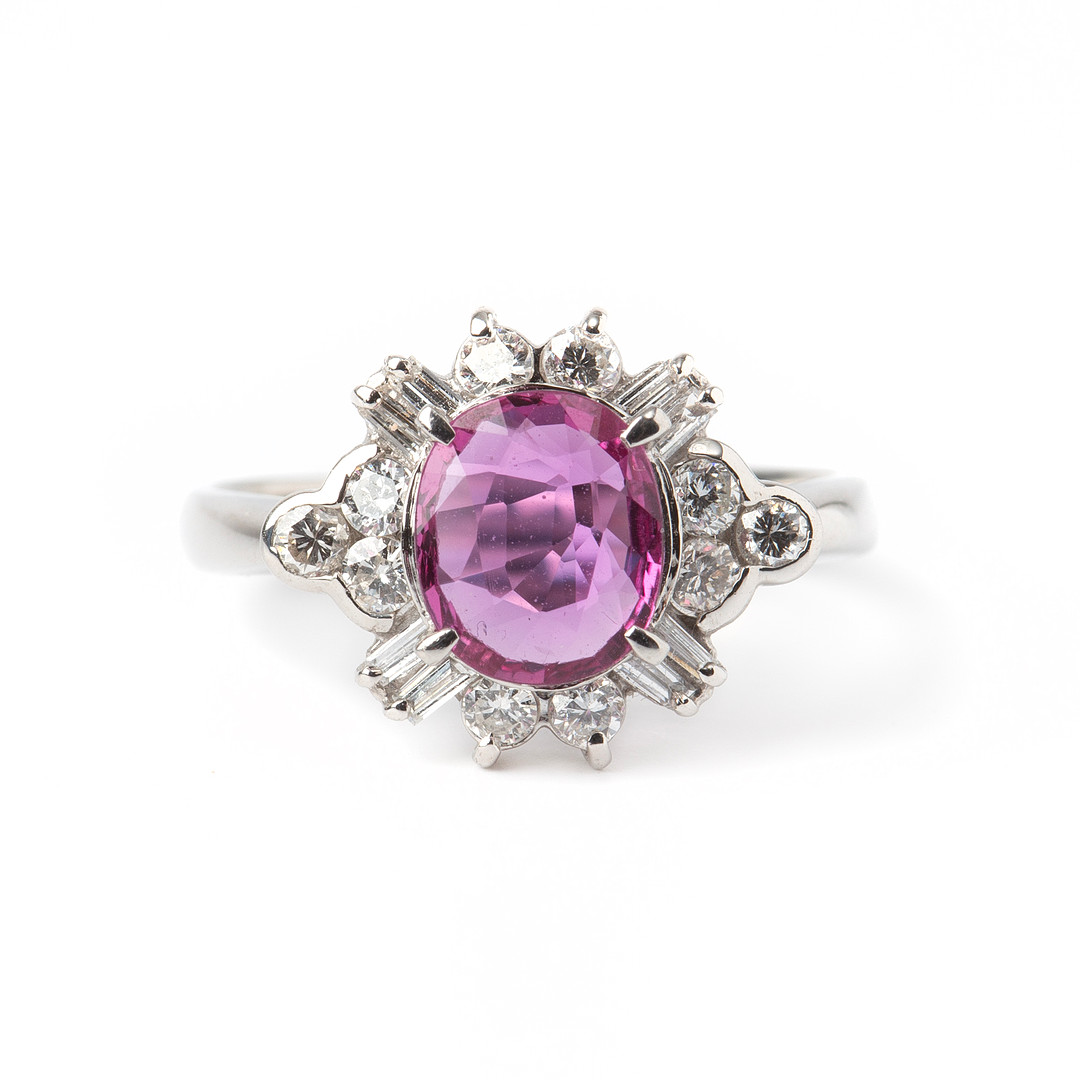 RING, platina med ovalslipad rubin 1.15 ct samt briljantslipade diamanter totalt 0.46 ct.