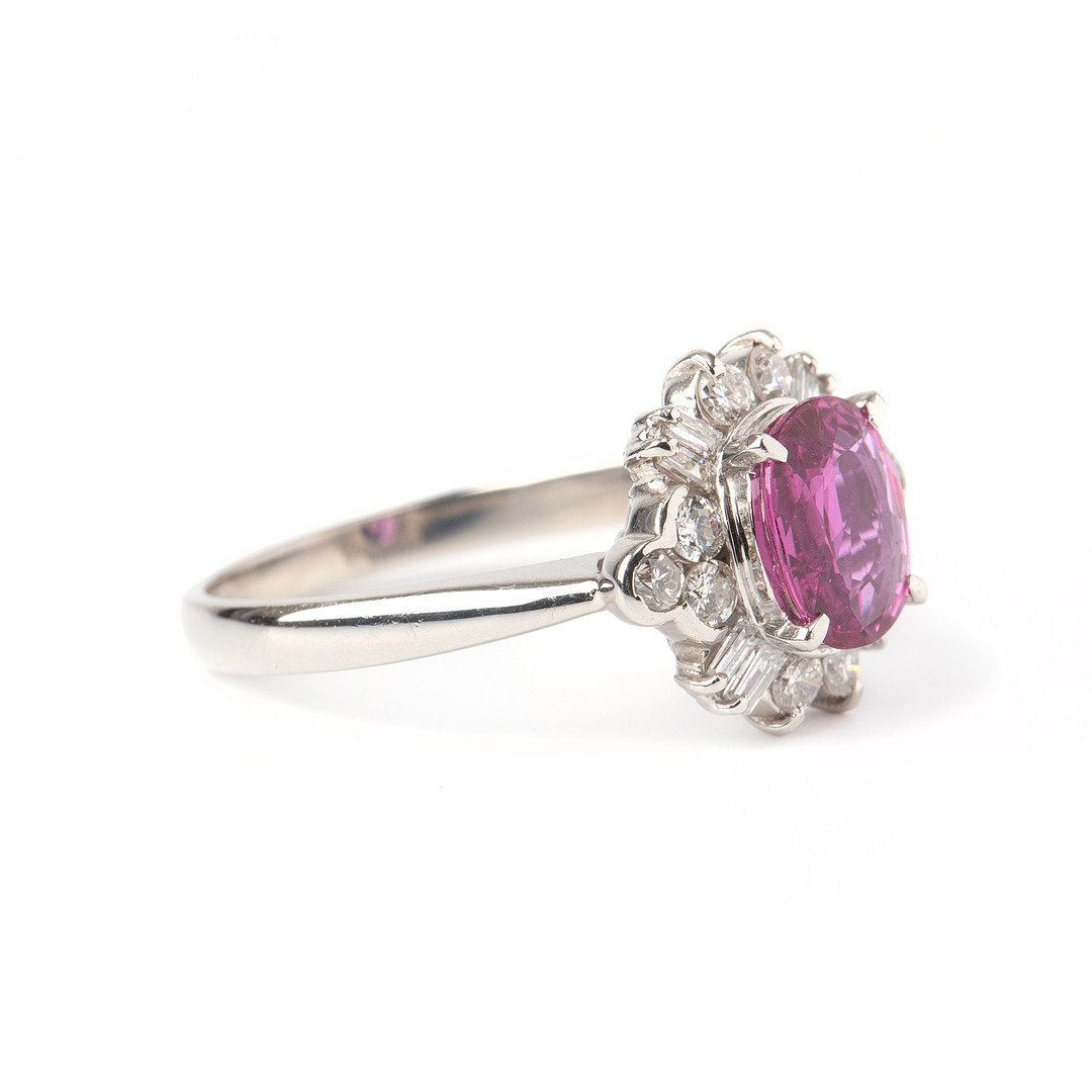 RING, platina med ovalslipad rubin 1.15 ct samt briljantslipade diamanter totalt 0.46 ct.