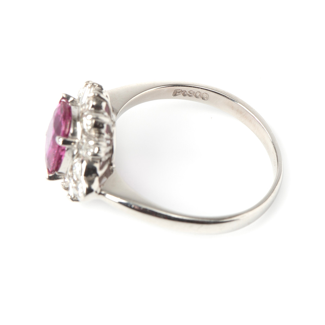 RING, platina med ovalslipad rubin 1.15 ct samt briljantslipade diamanter totalt 0.46 ct.
