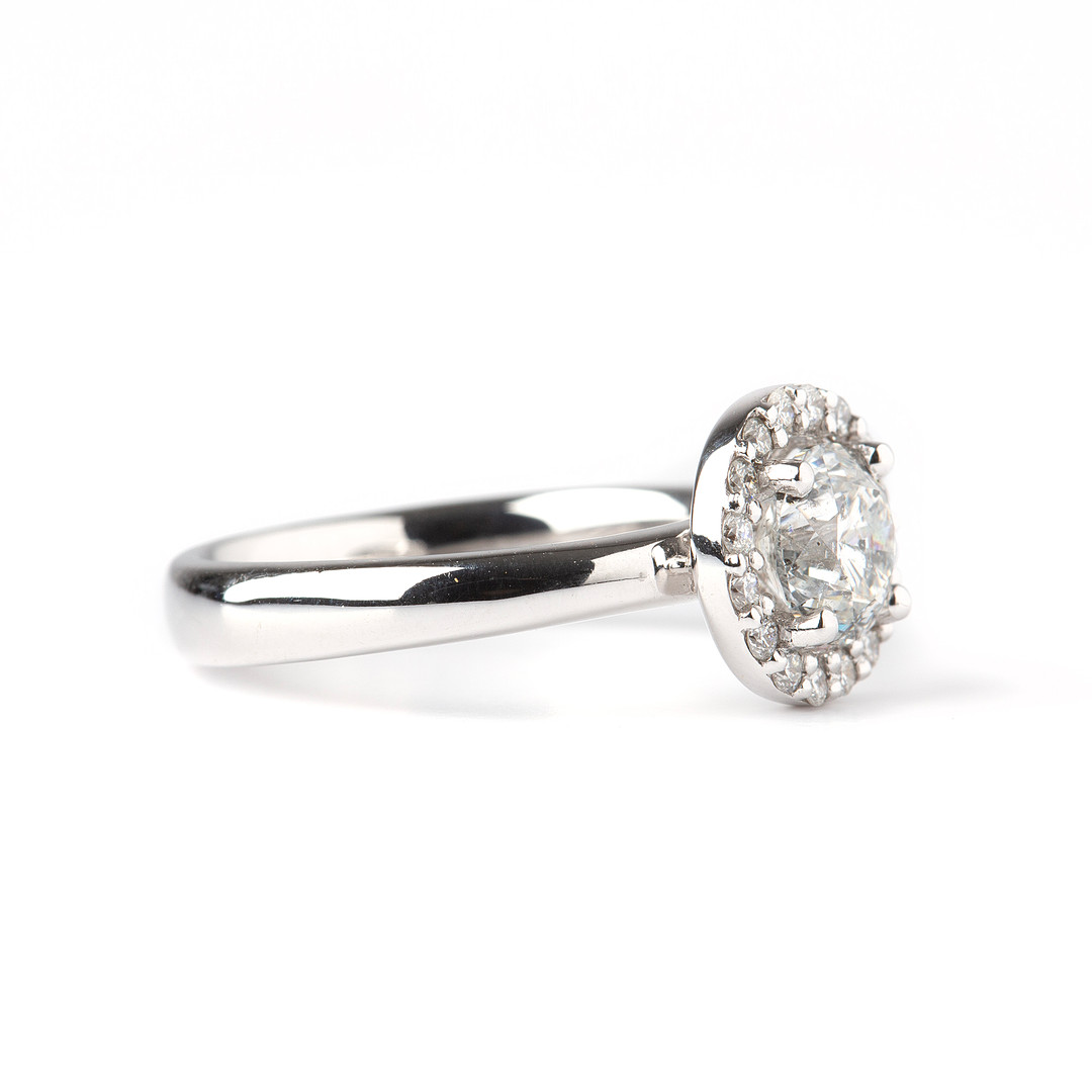 RING, 18K vitguld med briljantslipad diamant 1.20 ct samt briljantslipade diamanter totalt 0.26 ct.