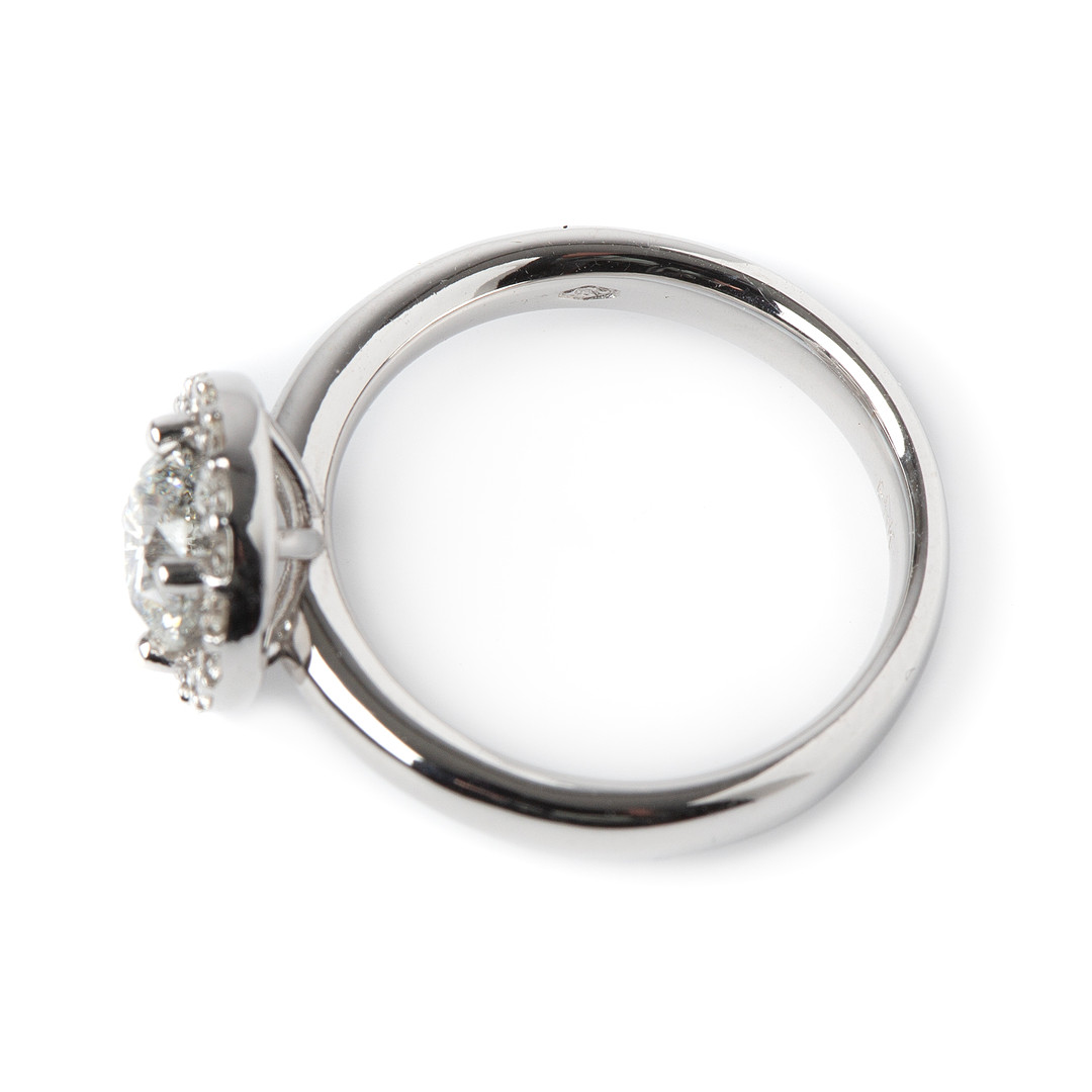 RING, 18K vitguld med briljantslipad diamant 1.20 ct samt briljantslipade diamanter totalt 0.26 ct.
