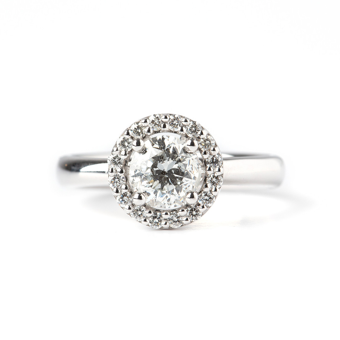 RING, 18K vitguld med briljantslipad diamant 1.20 ct samt briljantslipade diamanter totalt 0.26 ct.