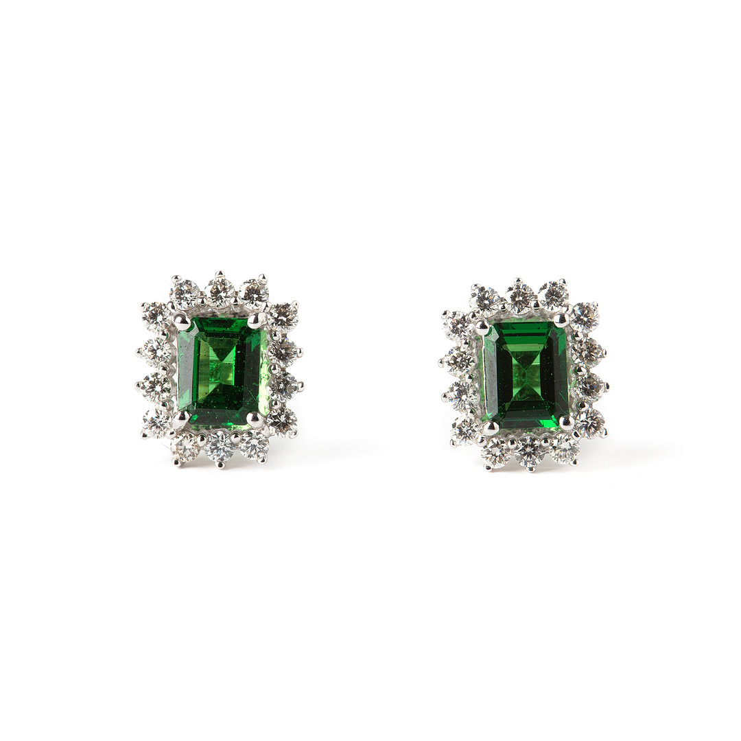 ÖRHÄNGEN, 18K vitguld med briljantslipade diamanter totalt ca 0.30 ct samt smaragdslipade tsavoriter totalt ca 0.73 ct.