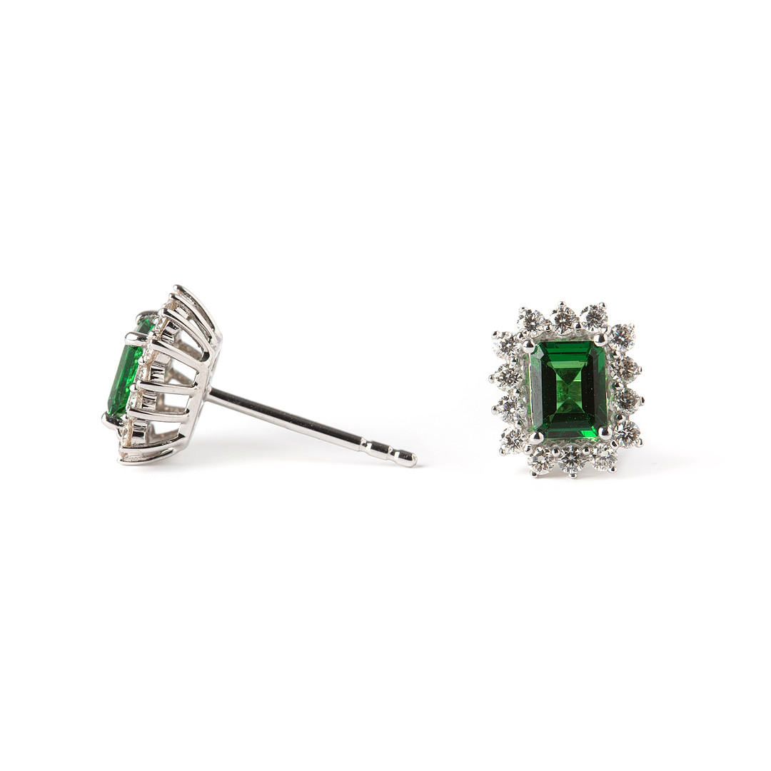 ÖRHÄNGEN, 18K vitguld med briljantslipade diamanter totalt ca 0.30 ct samt smaragdslipade tsavoriter totalt ca 0.73 ct.