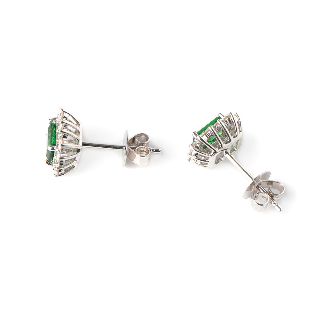ÖRHÄNGEN, 18K vitguld med briljantslipade diamanter totalt ca 0.30 ct samt smaragdslipade tsavoriter totalt ca 0.73 ct.