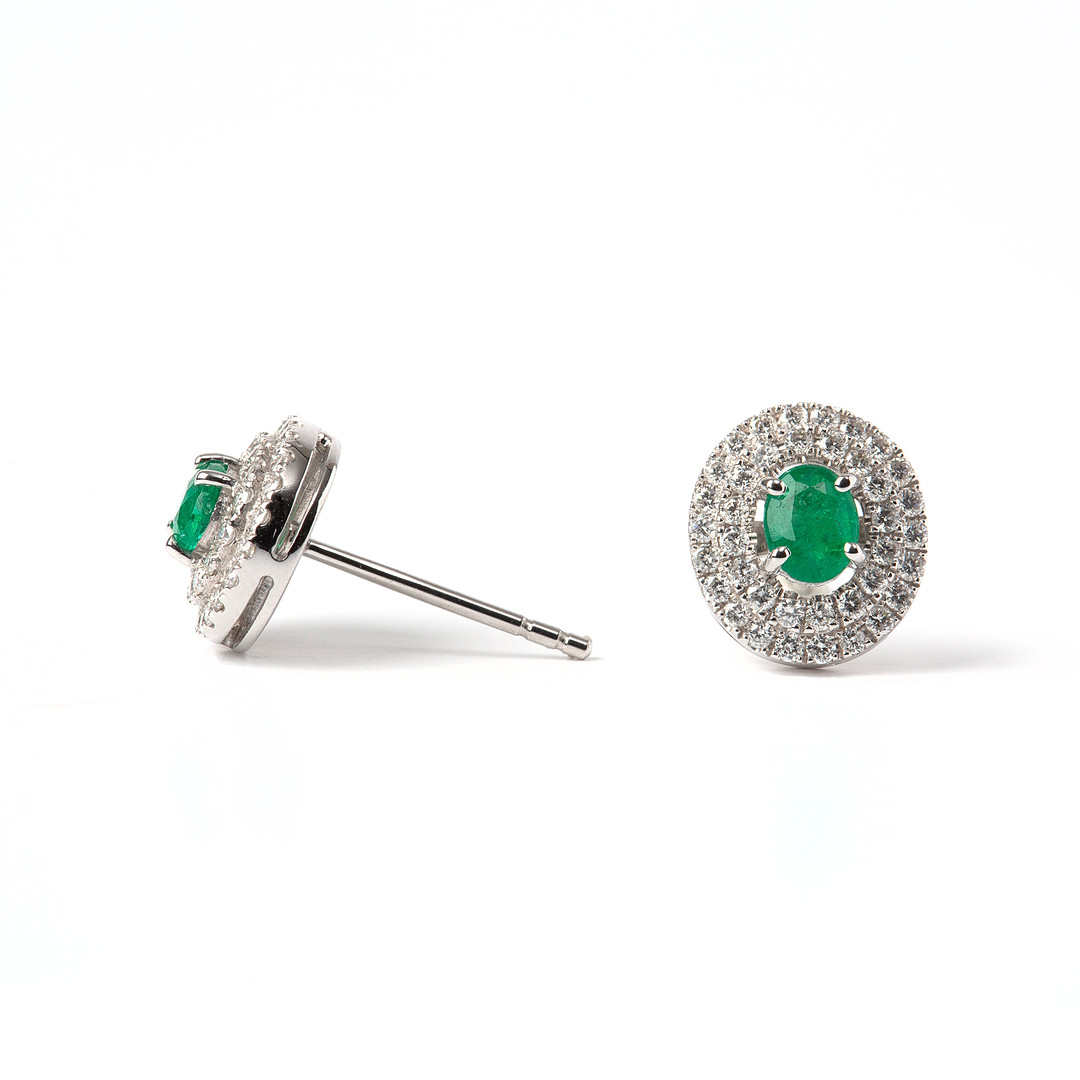 ÖRHÄNGEN, 18K vitguld med briljantslipade diamanter totalt ca 0.46 ct samt ovalslipade smaragder totalt ca 0.50 ct.