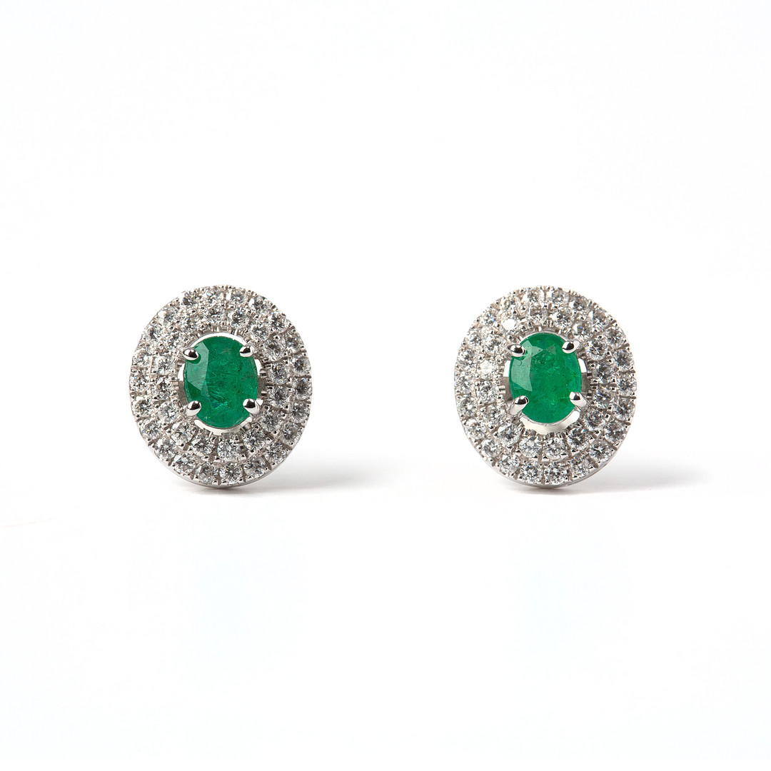 ÖRHÄNGEN, 18K vitguld med briljantslipade diamanter totalt ca 0.46 ct samt ovalslipade smaragder totalt ca 0.50 ct.