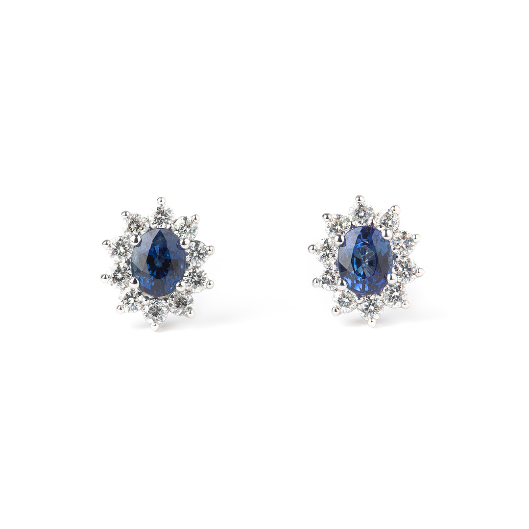 ÖRHÄNGEN, 18K vitguld med briljantslipade diamanter totalt ca 0.37 ct samt ovalslipade safirer, totalt ca 0.71 ct.