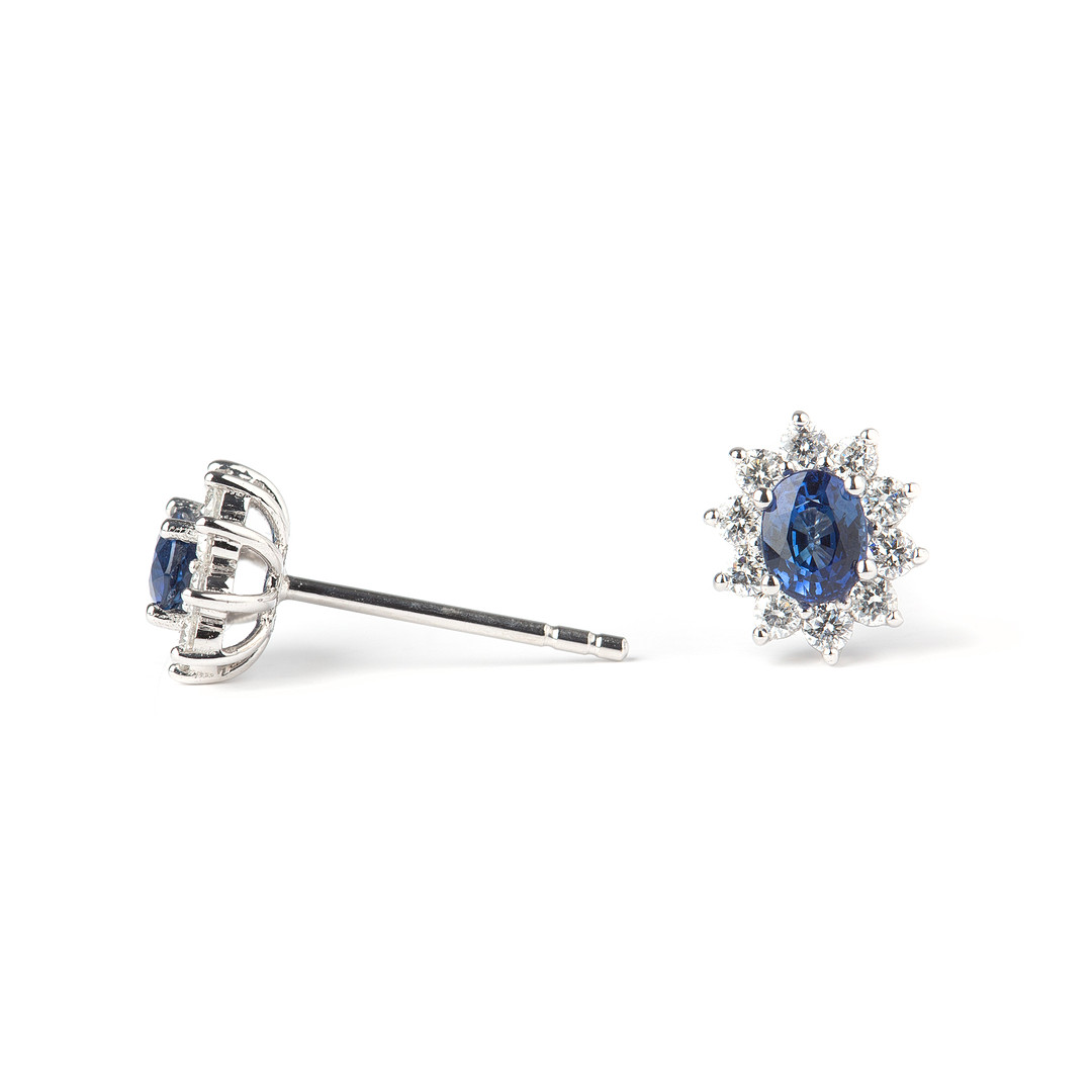 ÖRHÄNGEN, 18K vitguld med briljantslipade diamanter totalt ca 0.37 ct samt ovalslipade safirer, totalt ca 0.71 ct.