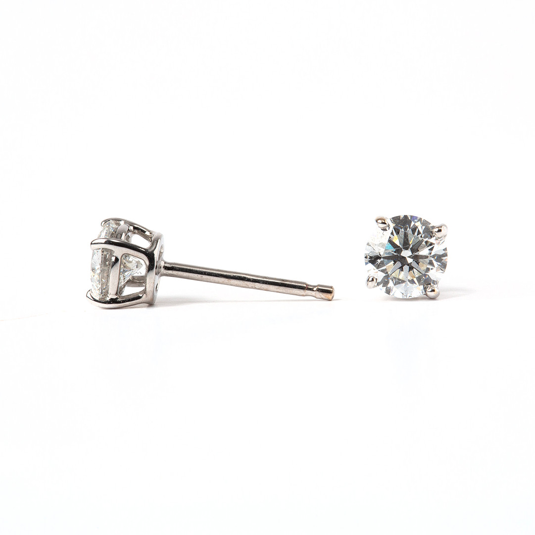 ÖRHÄNGEN, 18K vitguld med briljantslipade diamanter totalt ca 1.11 ct.