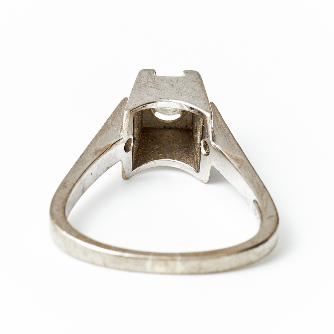 REY URBAN. Ring, 18 k vitguld, med 7 briljanter varav centersten ca 0,32 ct samt 6 småbriljanter totalt ca 0,18 ct, Stockholm 1967.