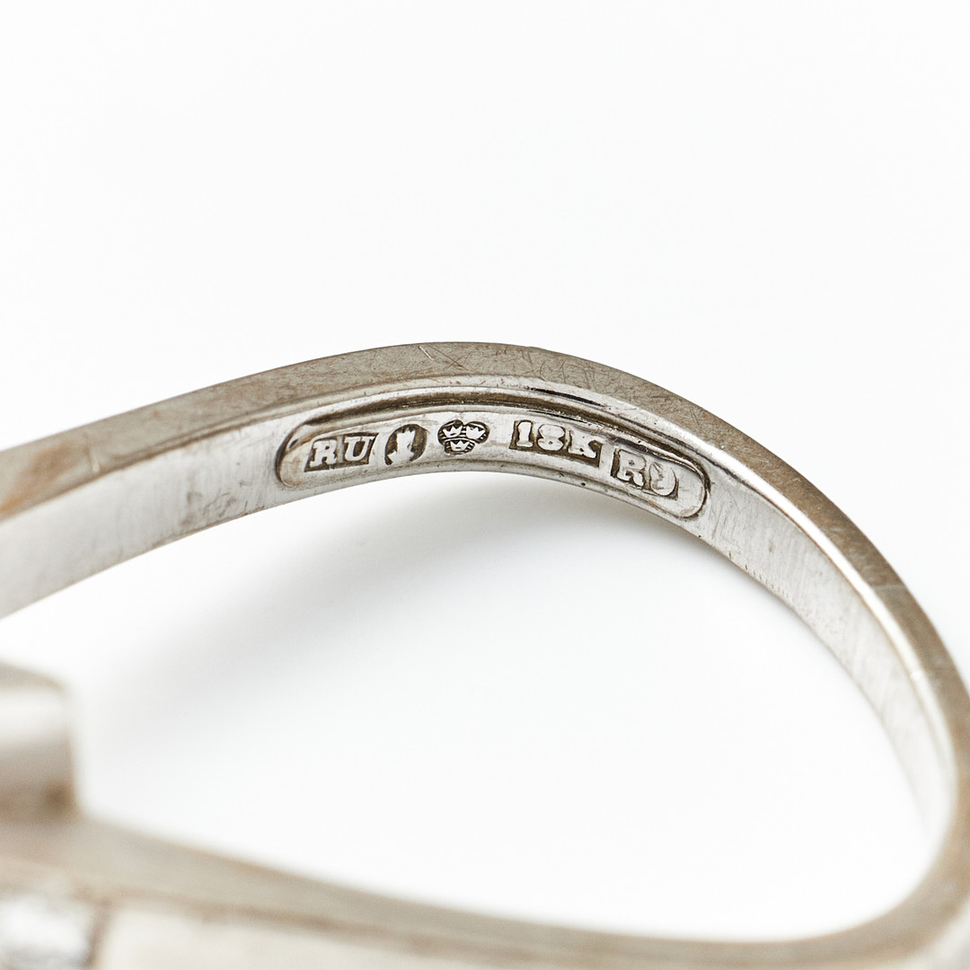 REY URBAN. Ring, 18 k vitguld, med 7 briljanter varav centersten ca 0,32 ct samt 6 småbriljanter totalt ca 0,18 ct, Stockholm 1967.