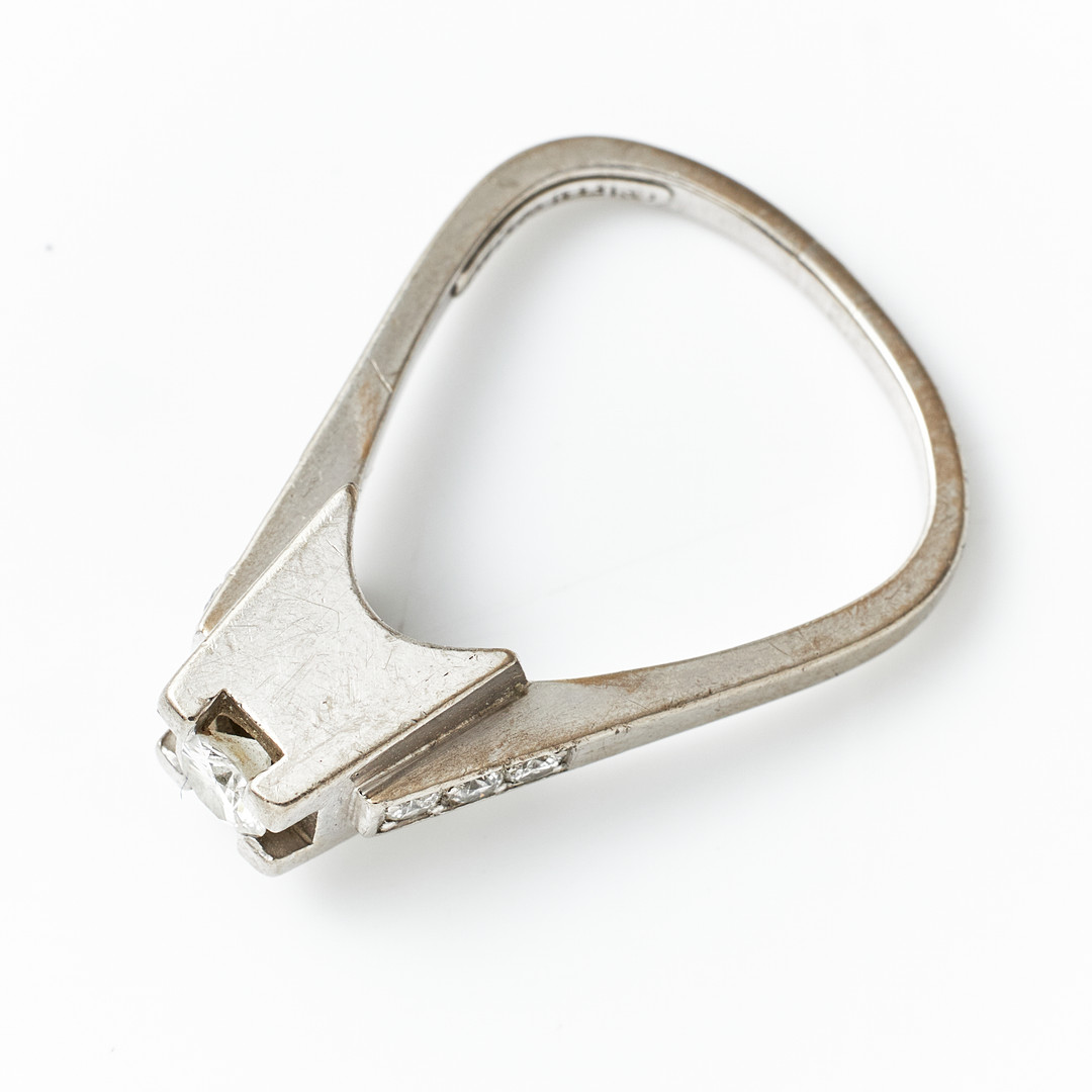 REY URBAN. Ring, 18 k vitguld, med 7 briljanter varav centersten ca 0,32 ct samt 6 småbriljanter totalt ca 0,18 ct, Stockholm 1967.