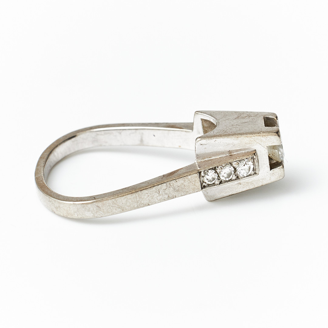 REY URBAN. Ring, 18 k vitguld, med 7 briljanter varav centersten ca 0,32 ct samt 6 småbriljanter totalt ca 0,18 ct, Stockholm 1967.