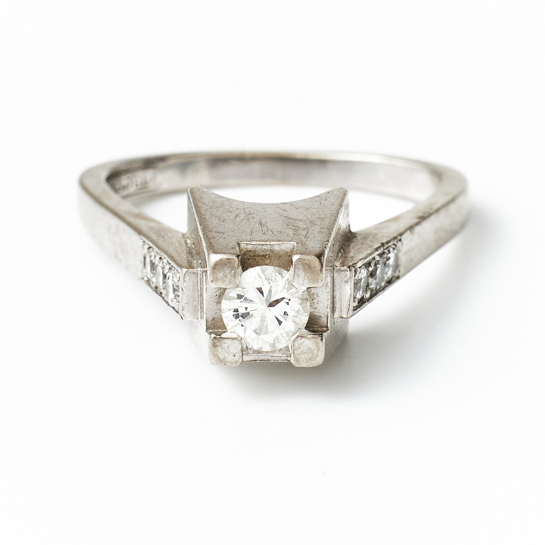 REY URBAN. Ring, 18 k vitguld, med 7 briljanter varav centersten ca 0,32 ct samt 6 småbriljanter totalt ca 0,18 ct, Stockholm 1967.